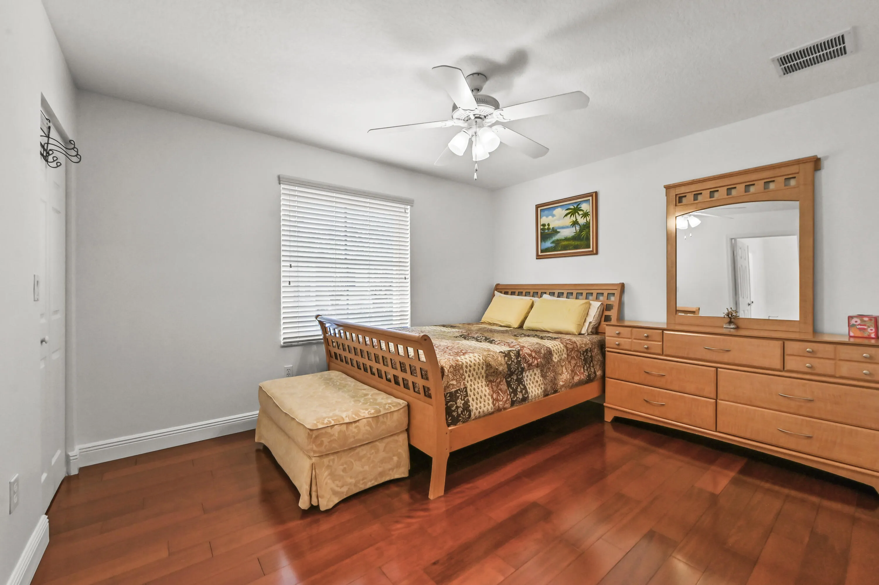 28 Bedroom 01