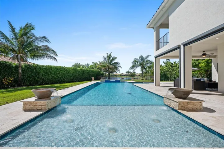 Large Heated Pool w Hot Tub