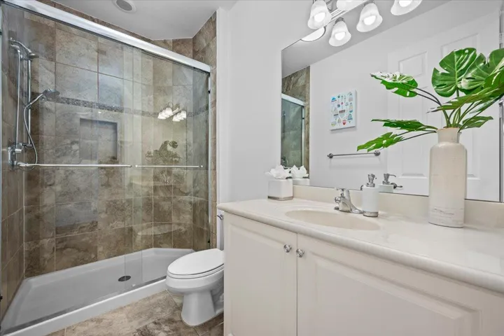 Full Guest Bath Upstairs