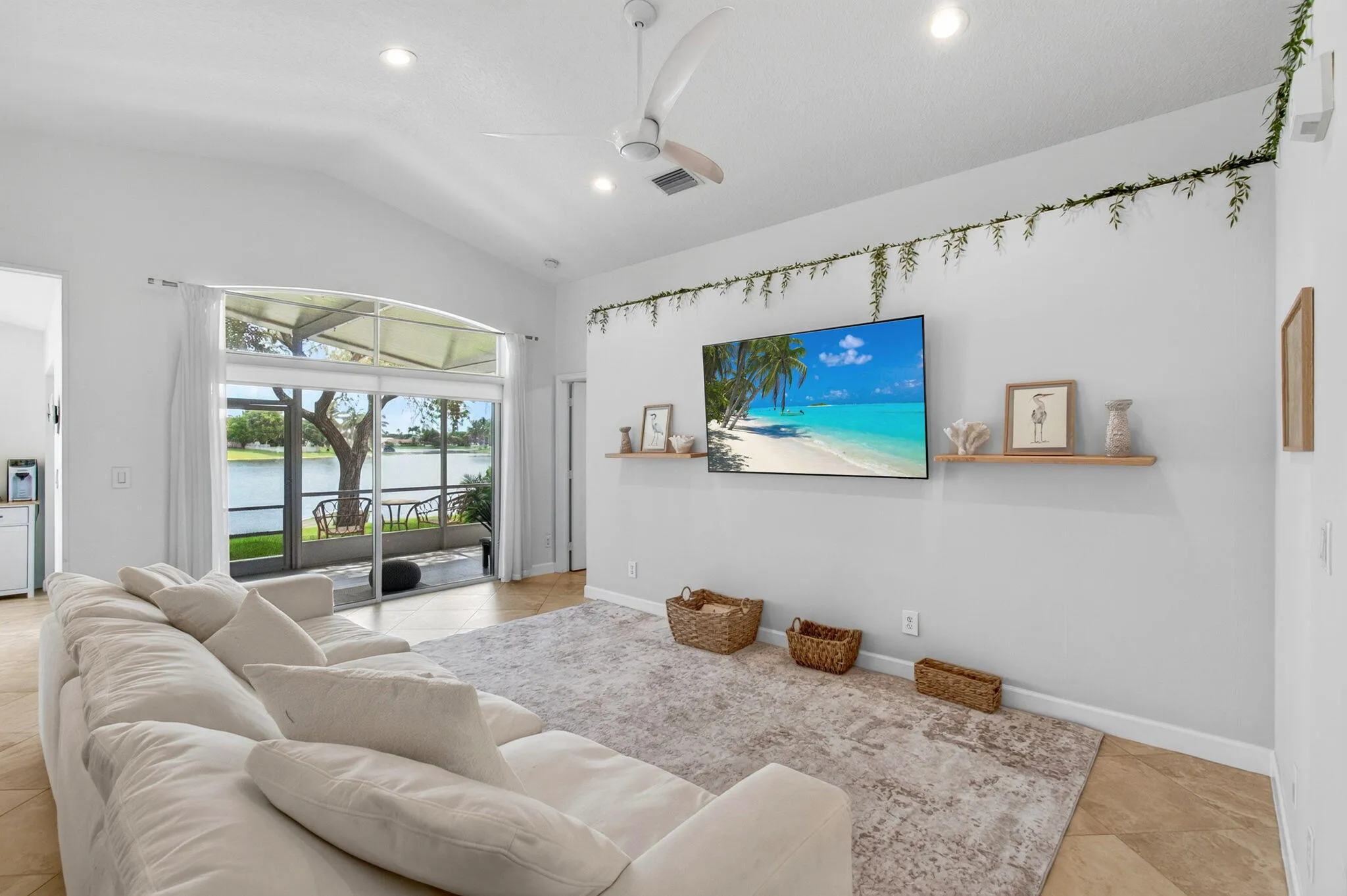 Living area featuring vaulted ceilings, recessed lighting, and a ceiling fan