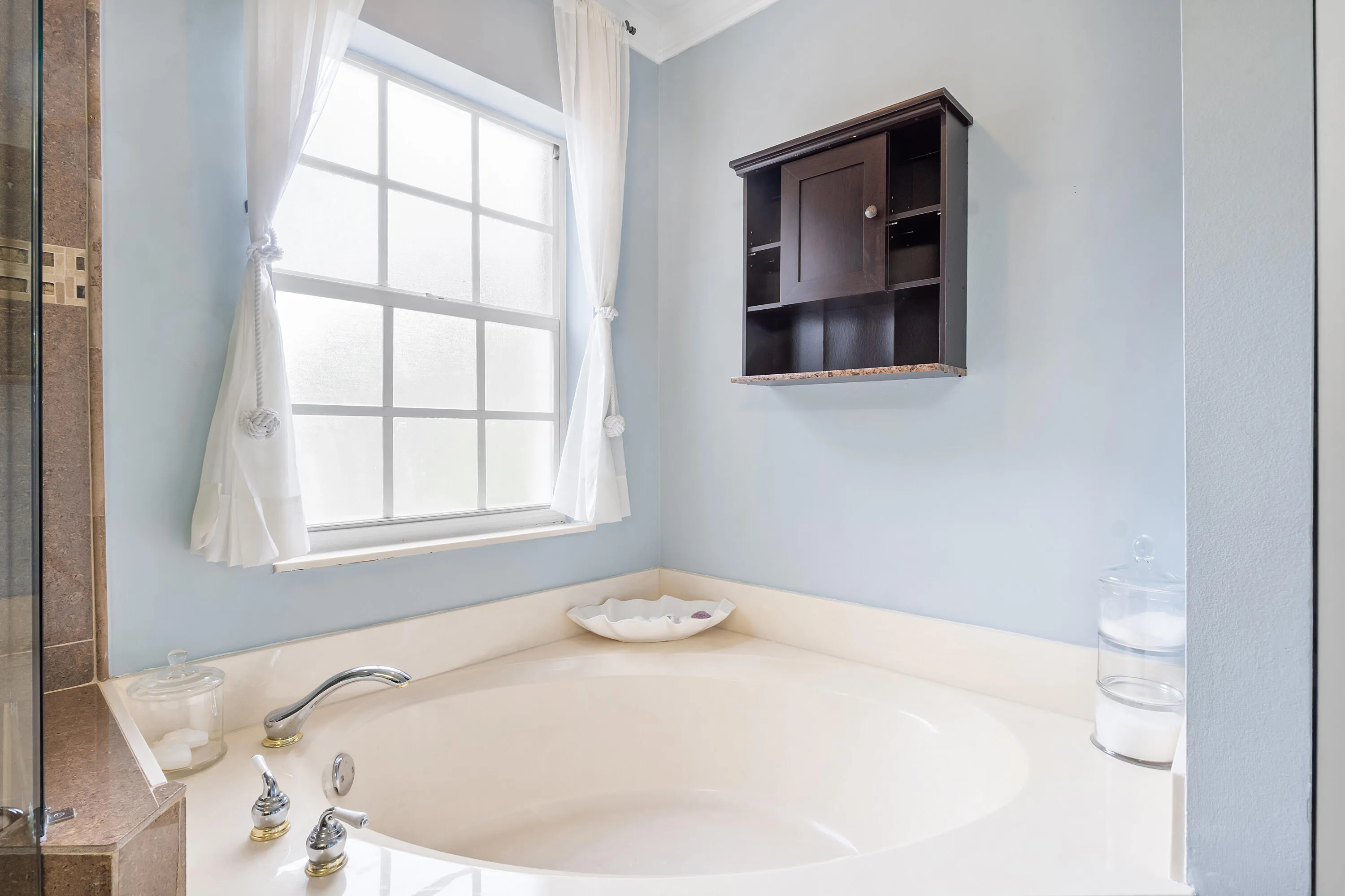 MASTER BATHROOM TUB