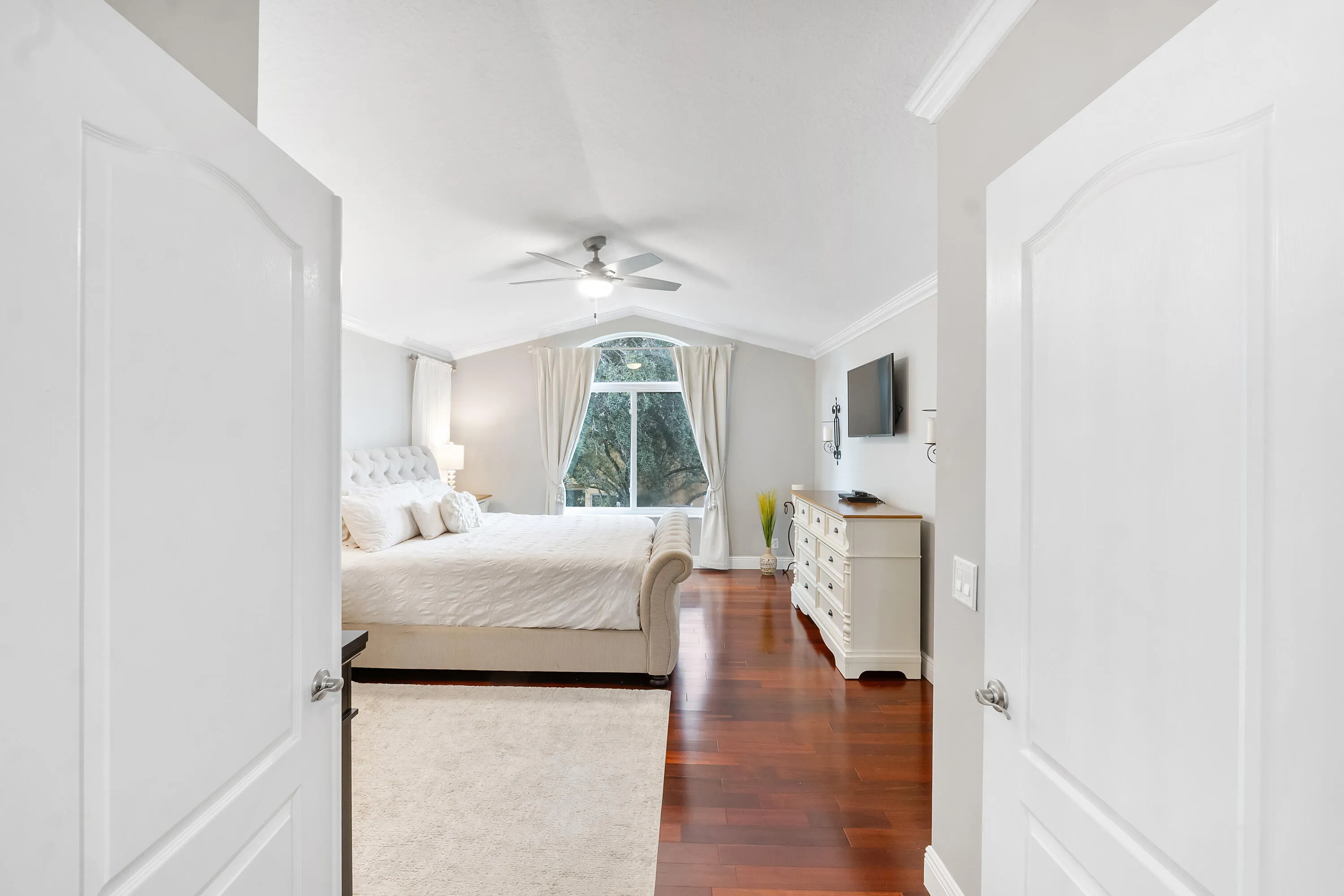 MASTER BEDROOM (DOUBLE DOORS)