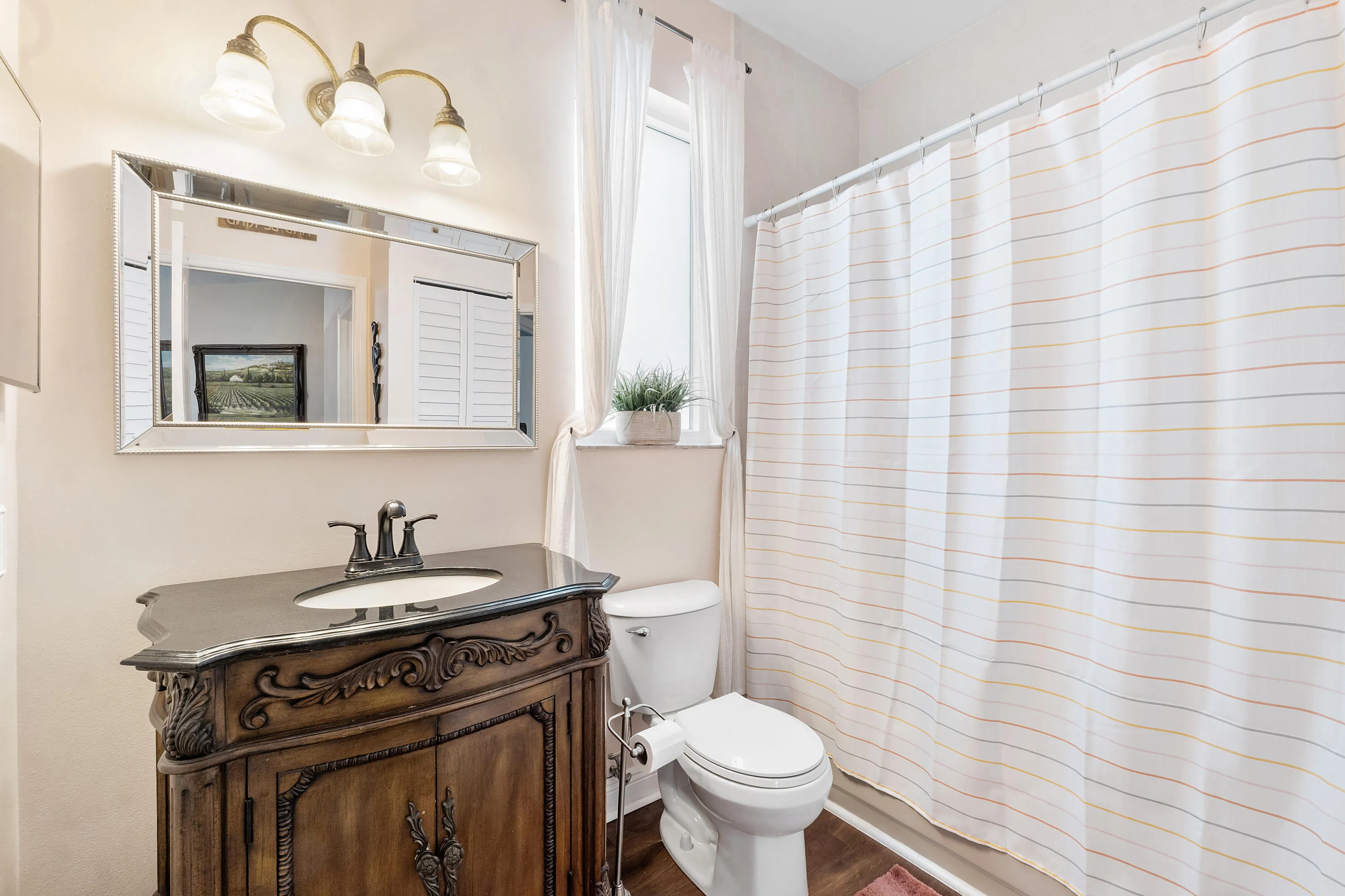 BATHROOM #1 (FIRST LEVEL)