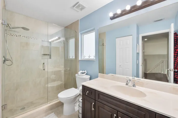 HALLWAY BATHROOM (SECOND LEVEL)