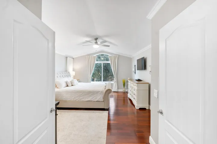 MASTER BEDROOM (DOUBLE DOORS)