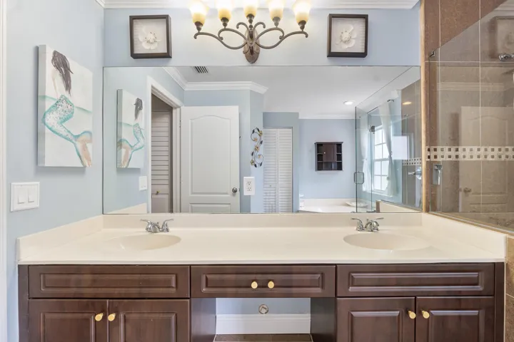 MASTER BATHROOM (DOUBLE VANITY)
