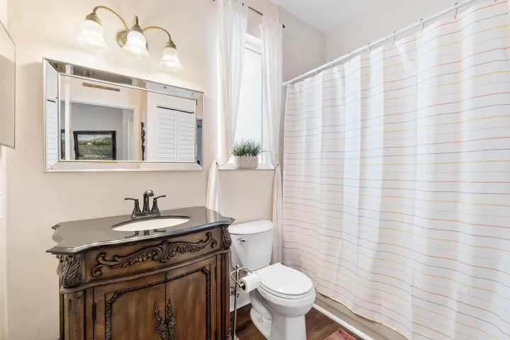 BATHROOM #1 (FIRST LEVEL)