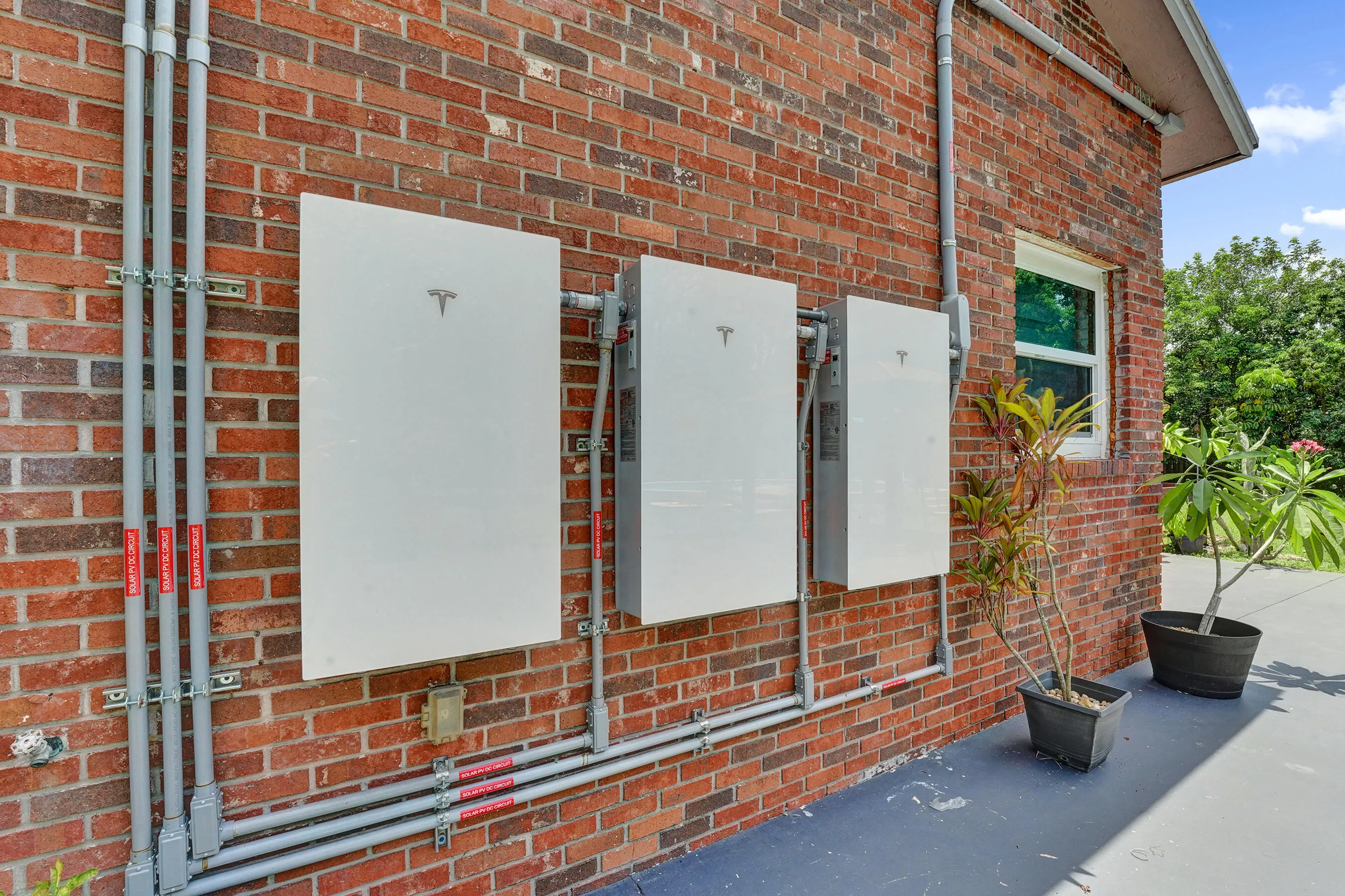 $140K FULL SOLAR PANELS with 3 Tesla batteries newly installed in 2025.