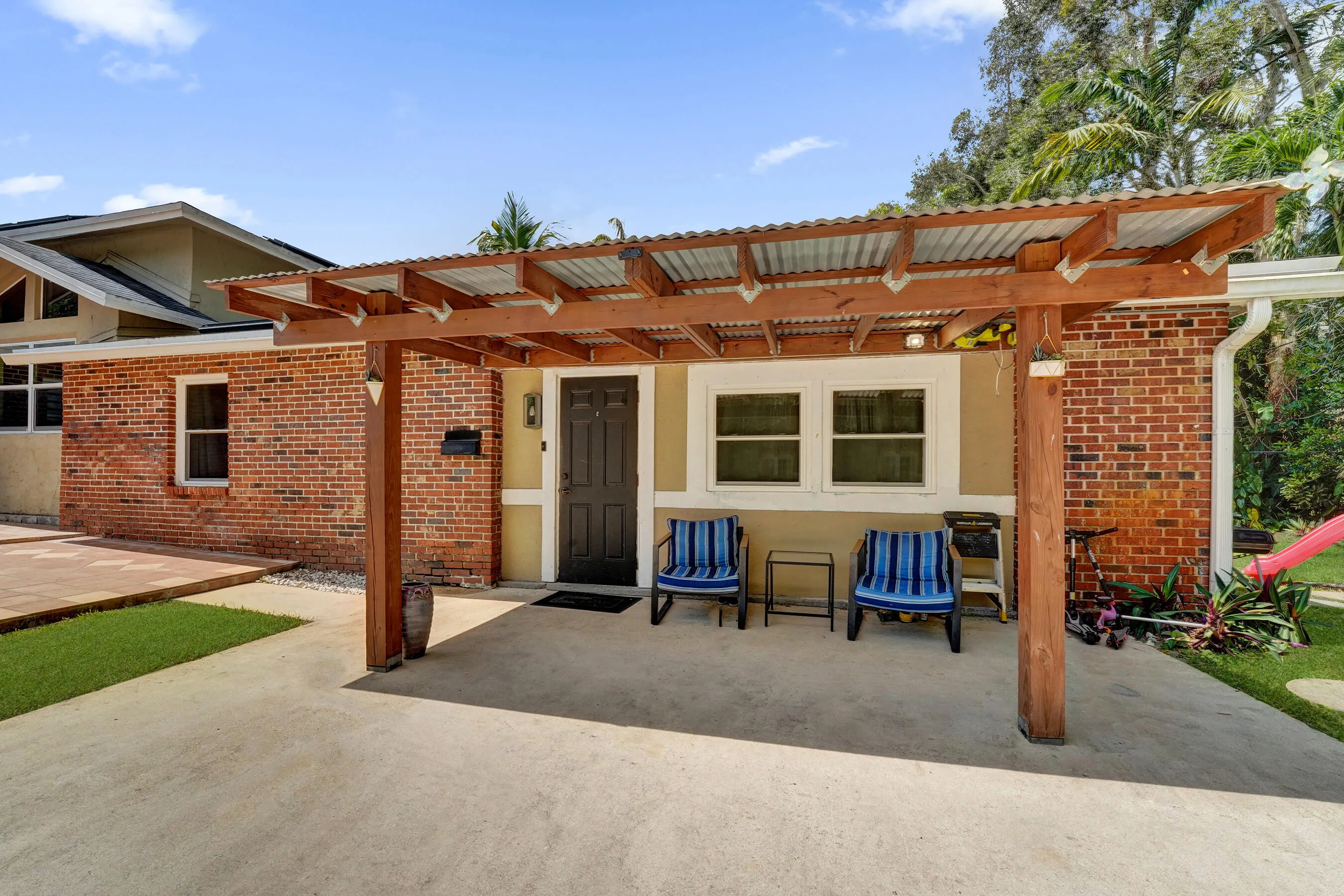 Attached 2nd guest house with private and separate entrance with extra parking