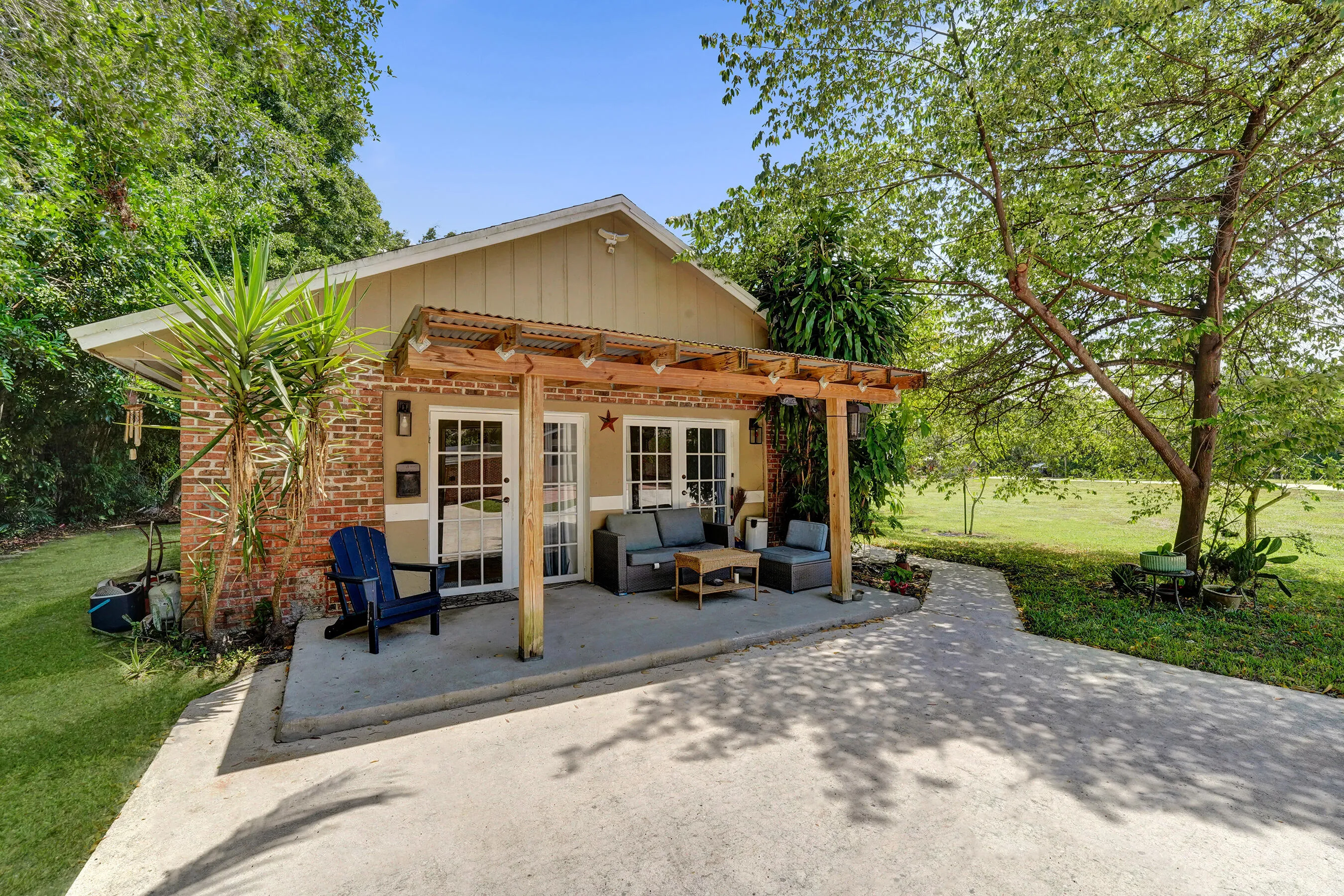 Detached private 1/1 guest house or use as business/office space.
