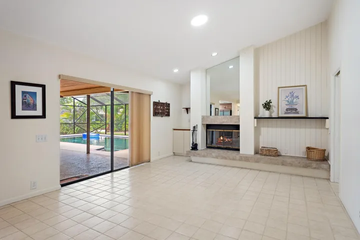 Family Room/Fireplace