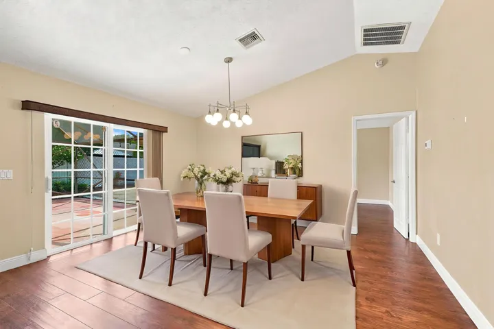 14_dsc00673 - Dining Room - Standard - 0
