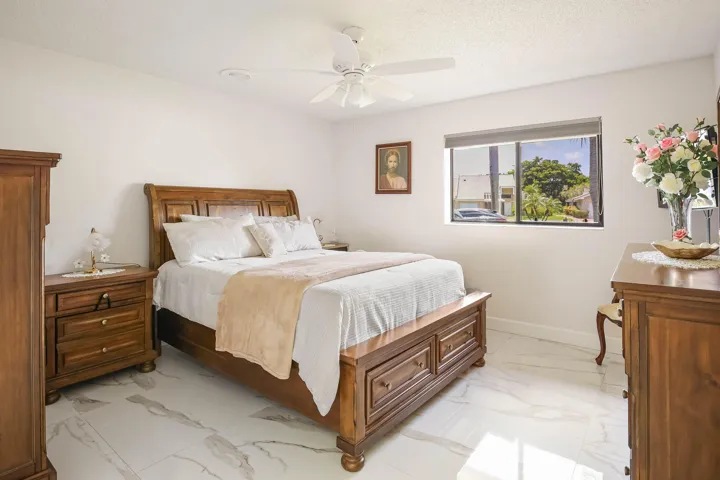 6858 Fountains Circle - MLS - 031-Edit