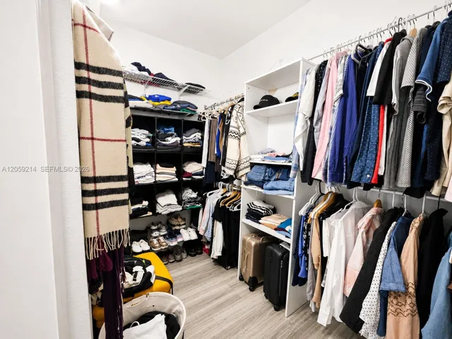 M,B walking closet