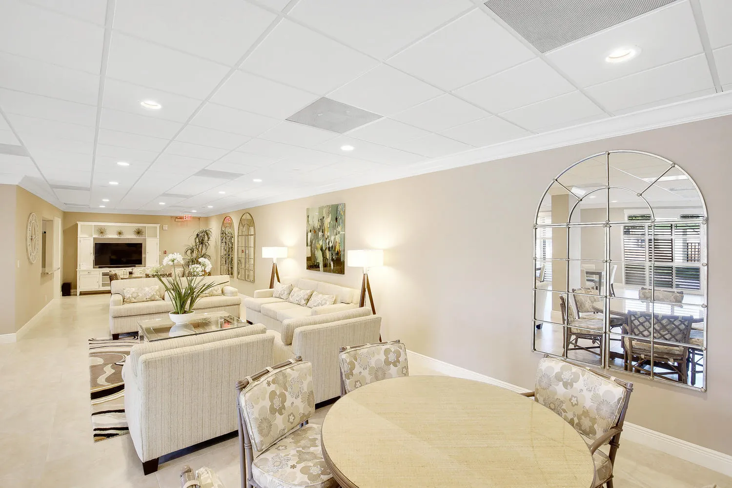 SOCIALROOM WITH FULL KITCHEN