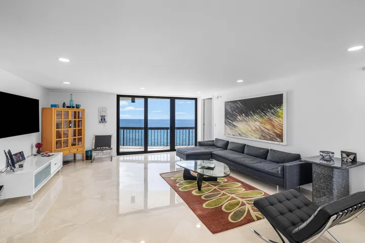 STUNNING VIEWS FROM ALL LIVING AREAS