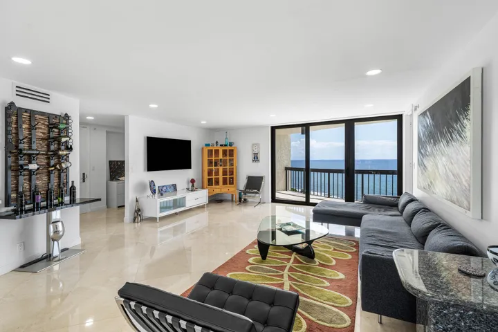 SMOOTH WHITE CEILINGS