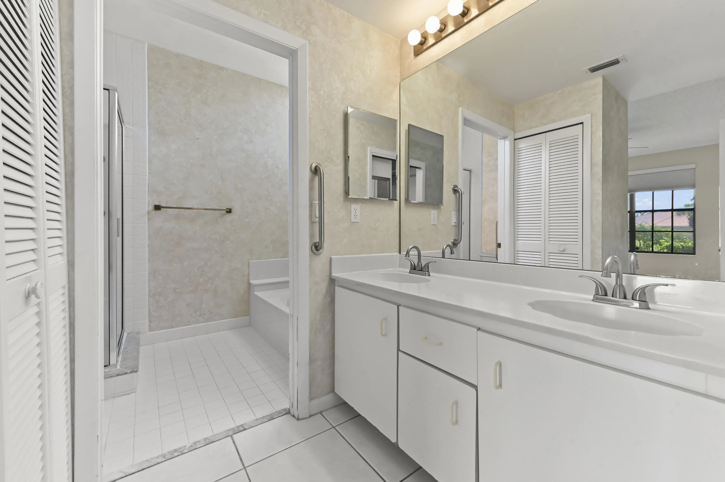23 Bathroom 02