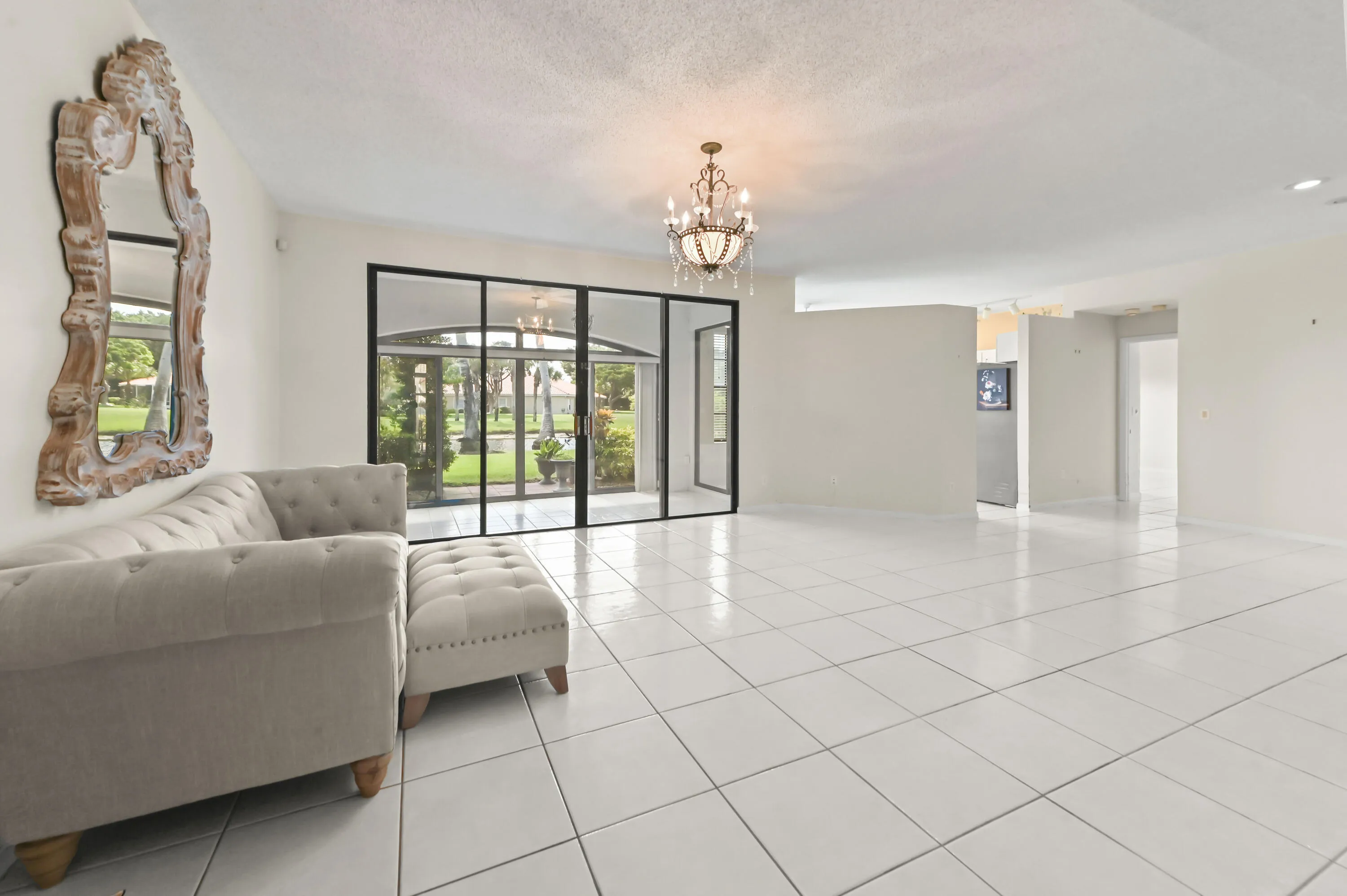 06 Living Room 01