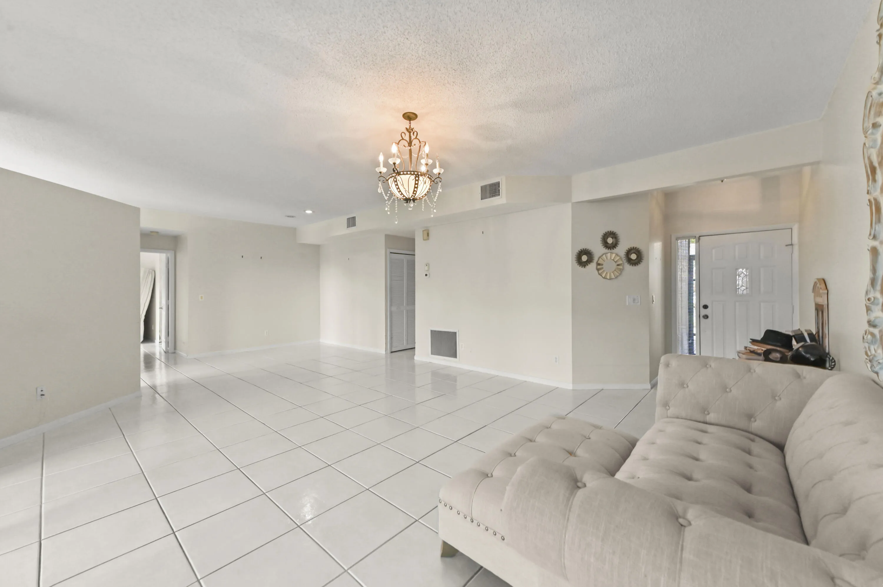 07 Living Room 02