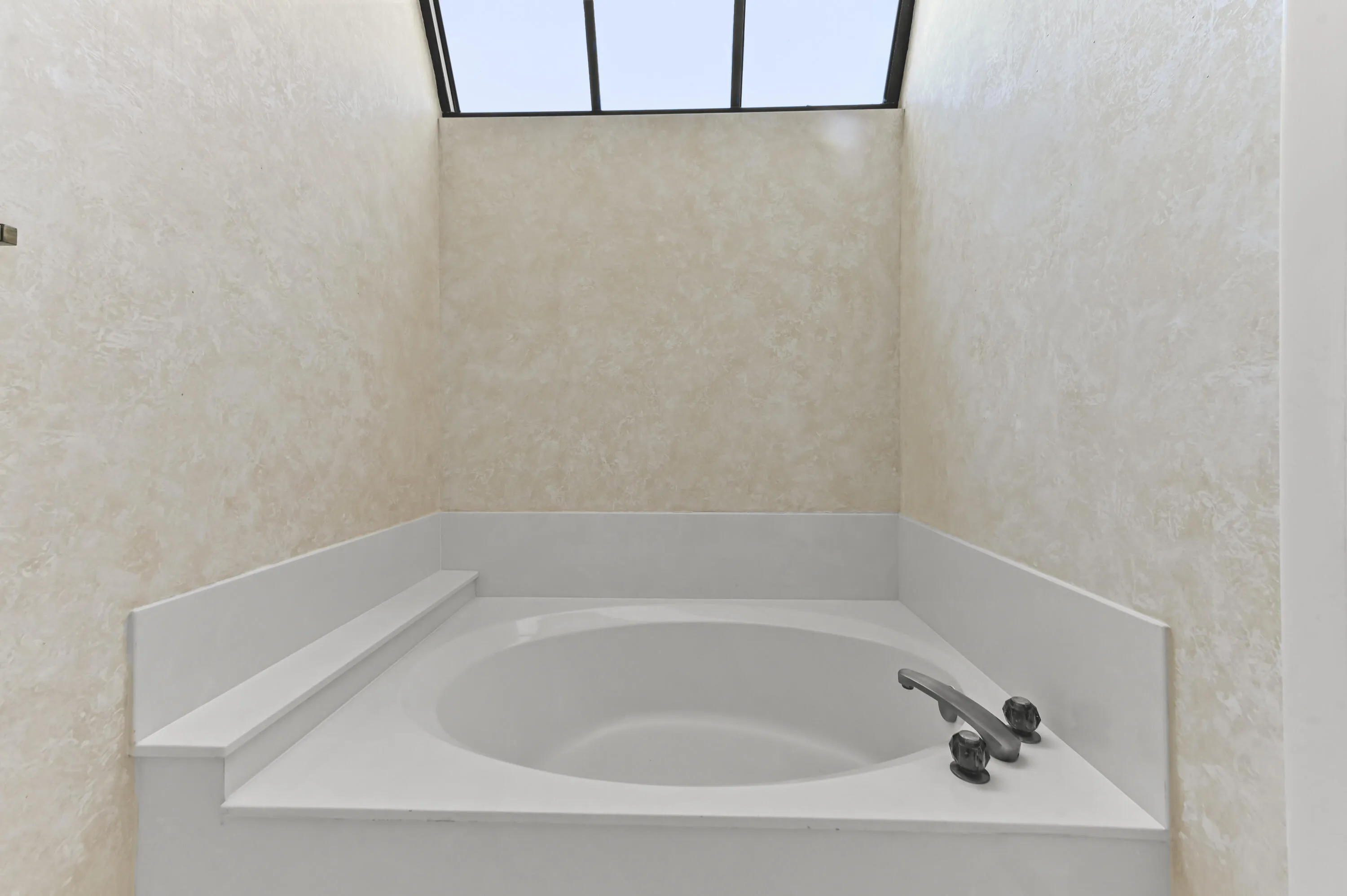 25 Bathroom 04
