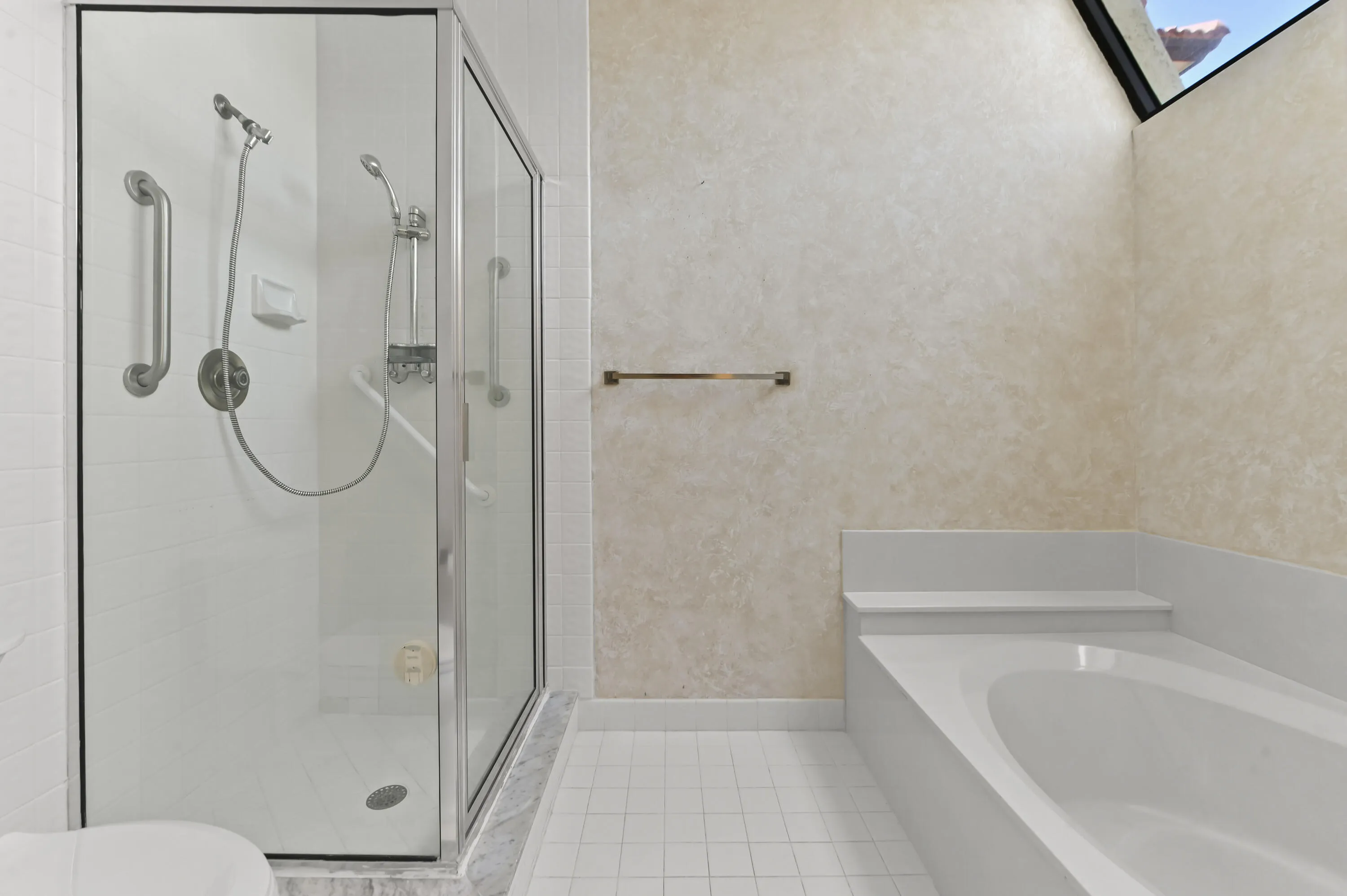 24 Bathroom 03
