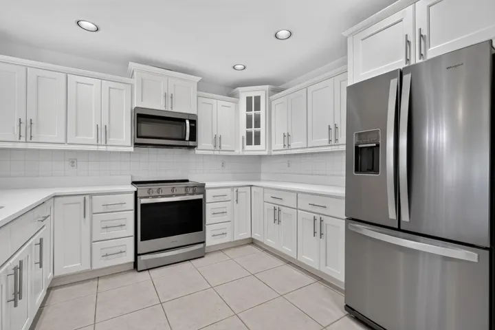 Kitchen w/ SS Apliances