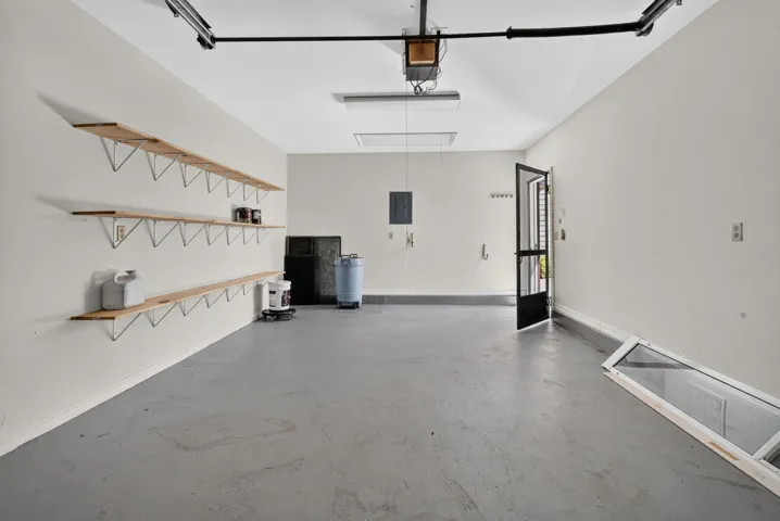 Oversized 1 car garage