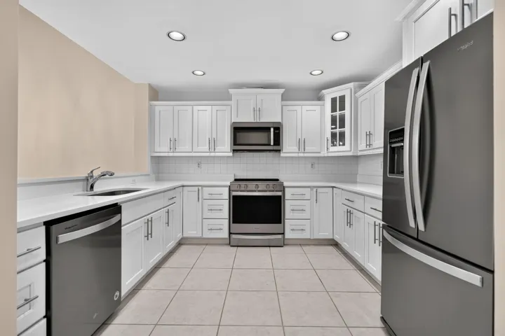 Kitchen w/ SS Apliances