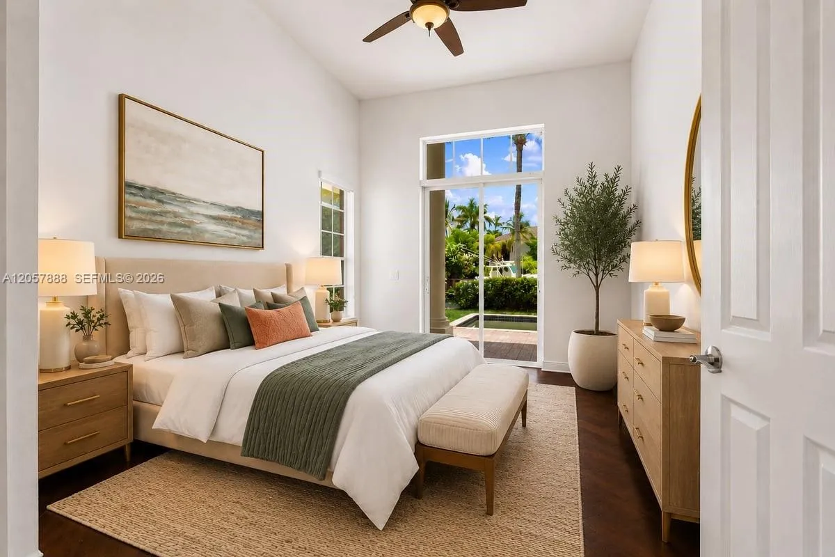 THE ONLY DOWNSTAIRS BEDROOM WITH STYLE AND LOTS OF LIGHT!
