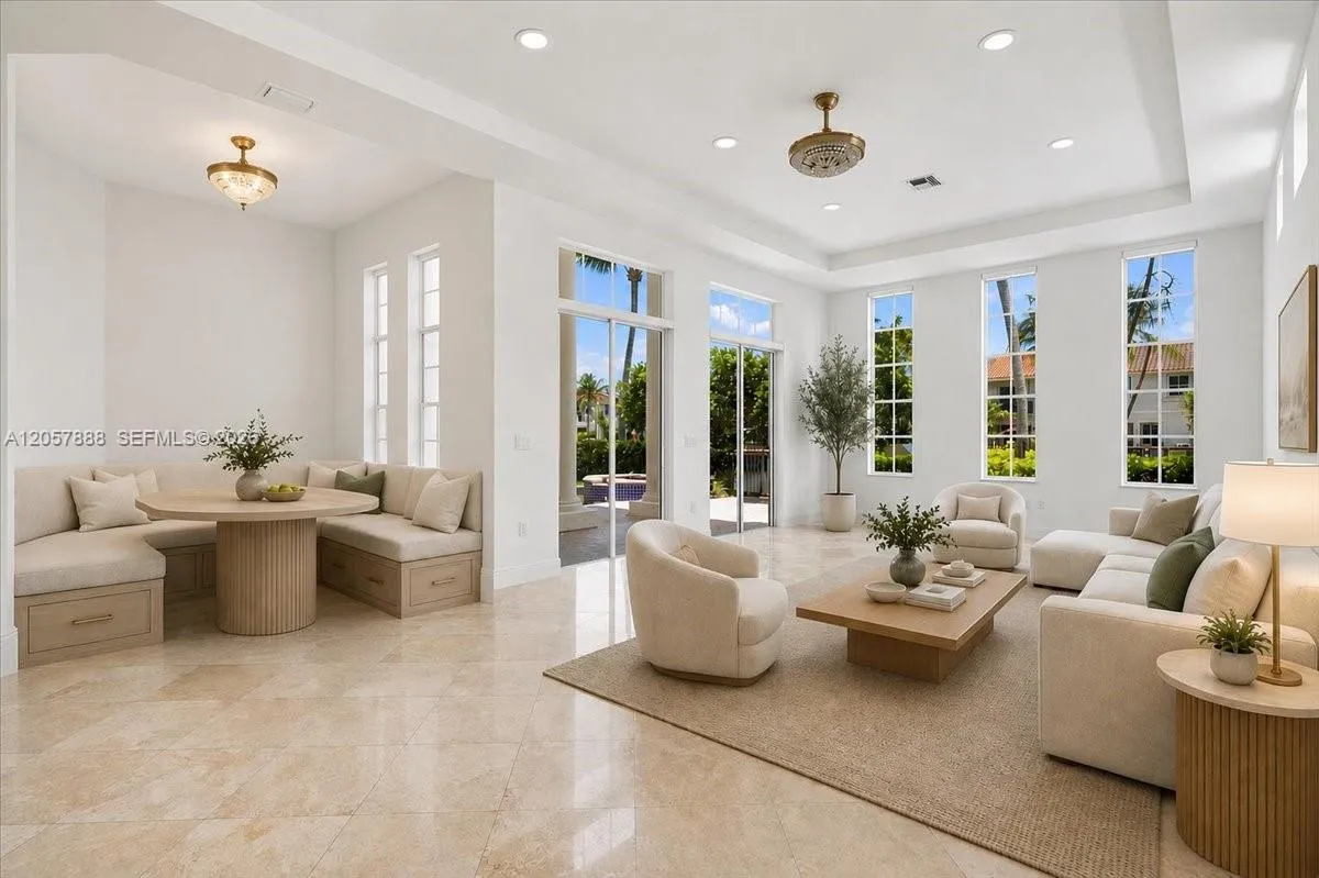 OPEN, CLEAN AND SPACIOUS!