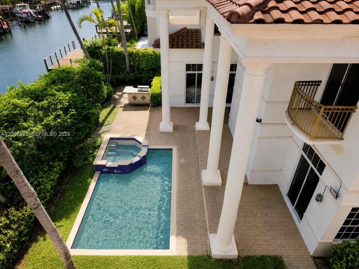 PRICELSS POOL VIEW!