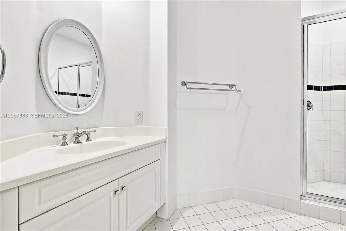 OPEN, CLEAN AND SPACIOUS!