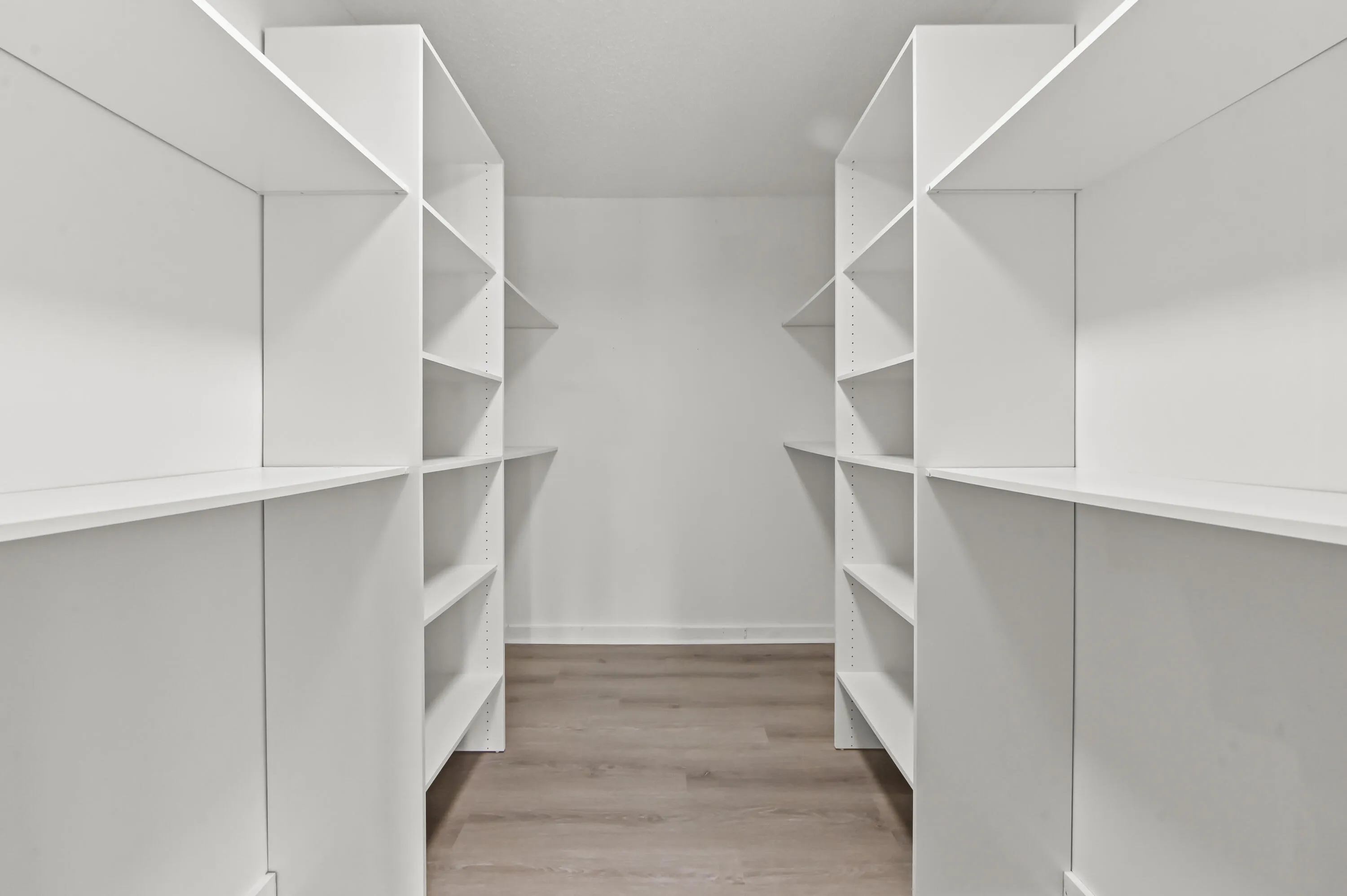 25 Closet 01