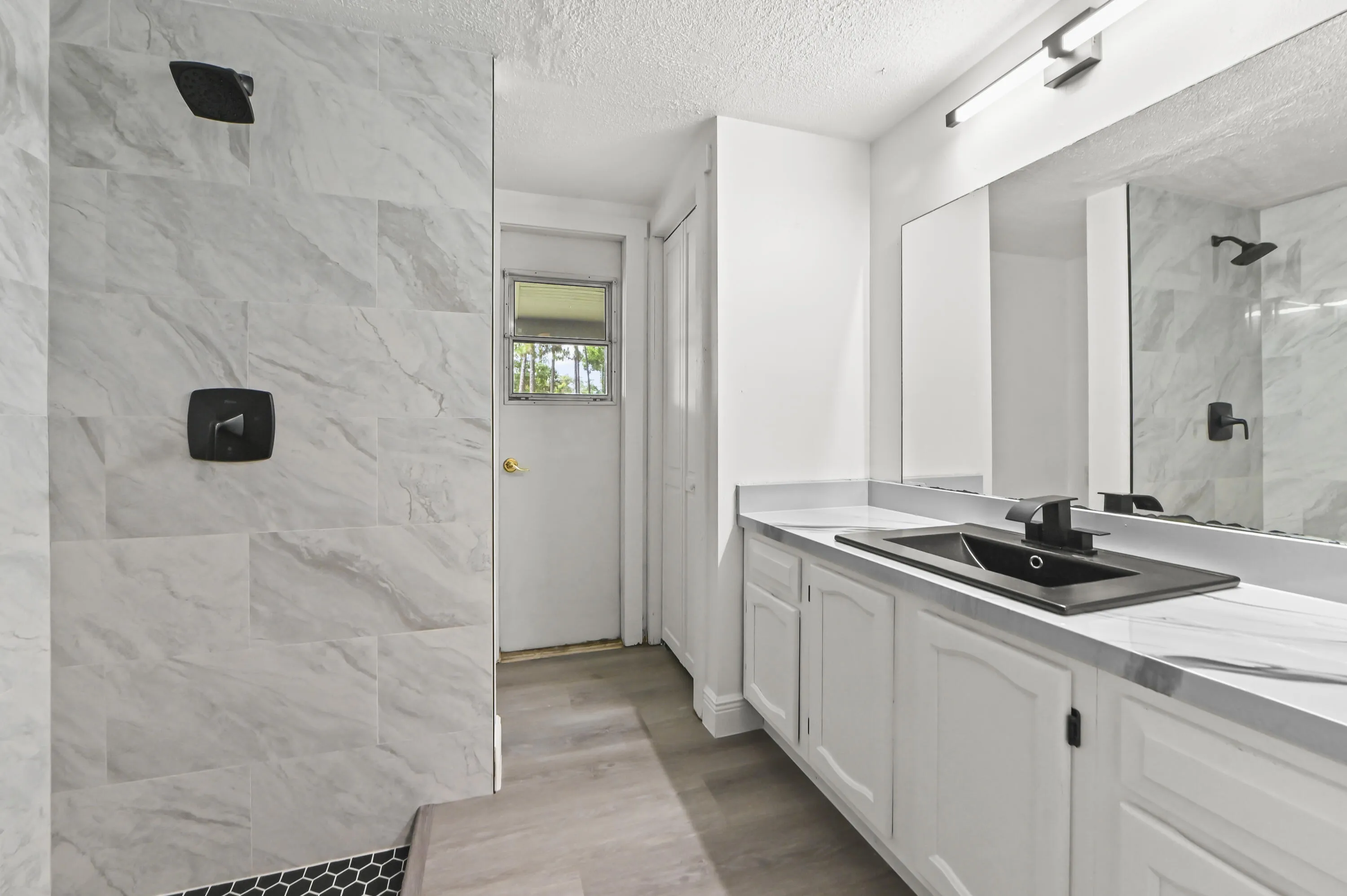 21 Bathroom 01