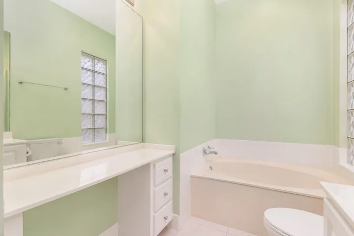 Master Bathroom w/ tub