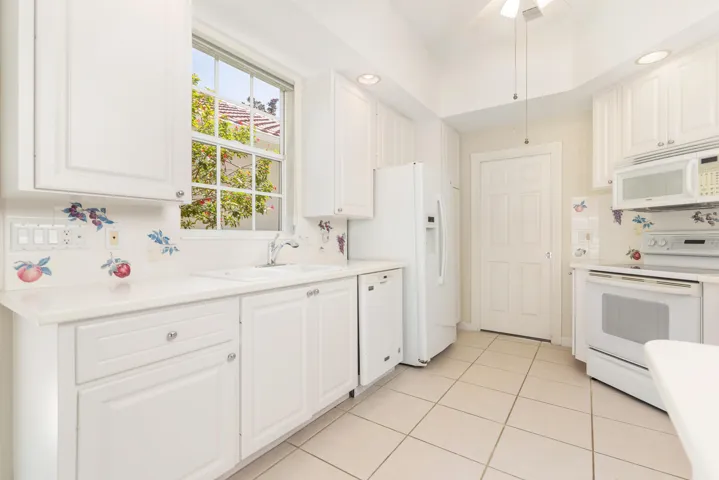 Fully equipped kitchen w/window over sink