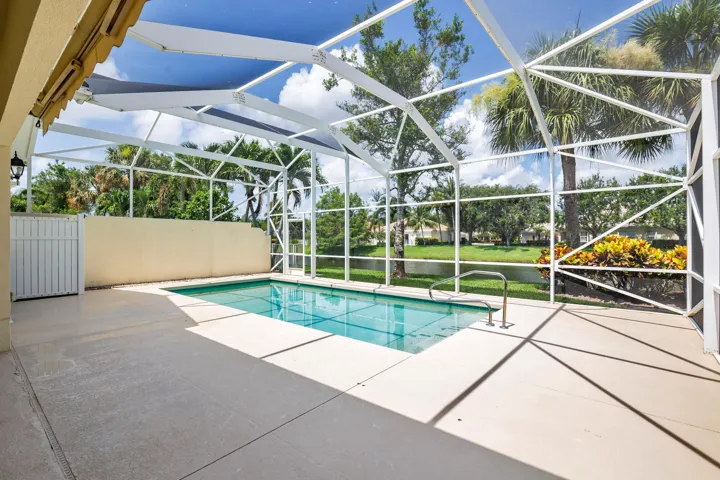 Automatic awning, large patio great for entertaining