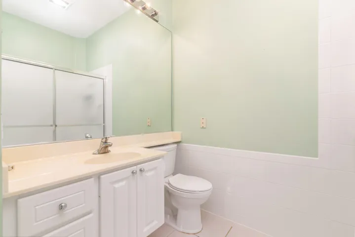 Master bathroom w/large separate shower