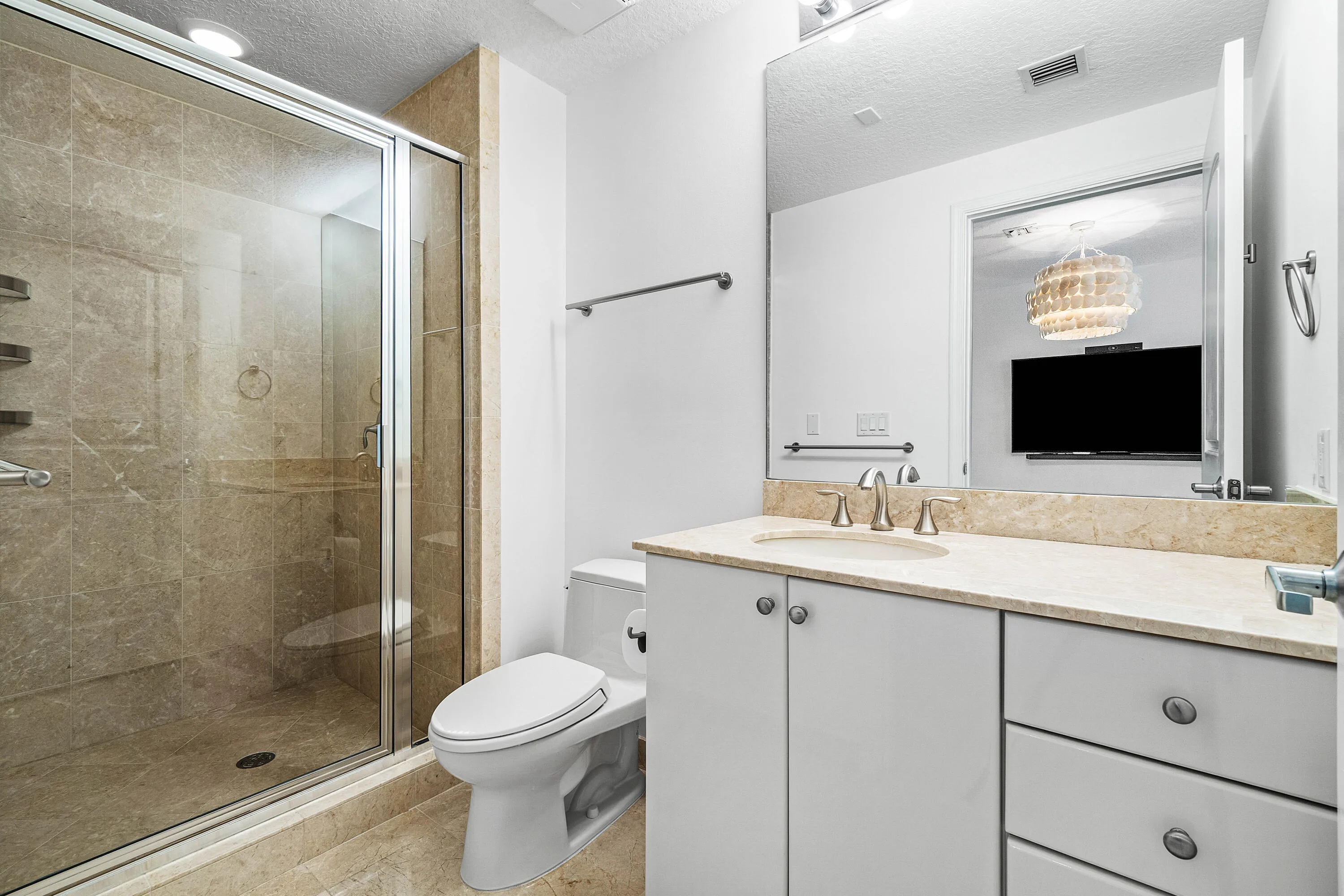 Upstairs Full Bathroom