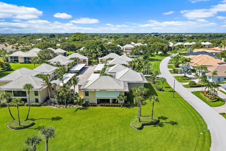 Tucked between the golf course and the water