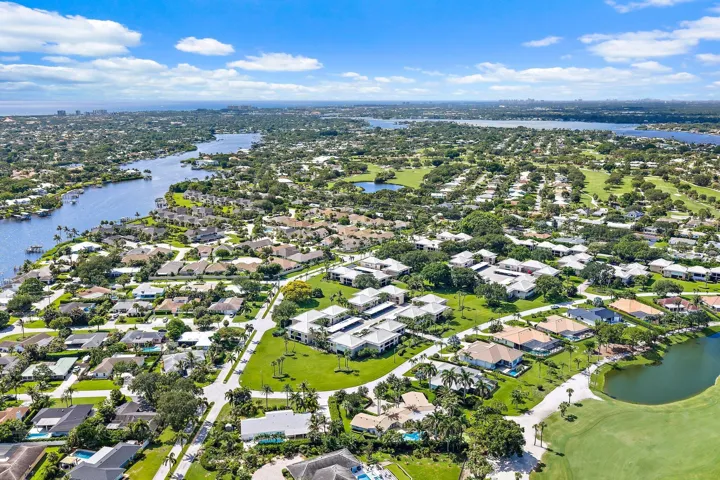 A short drive to the beach, dining, and downtown Jupiter