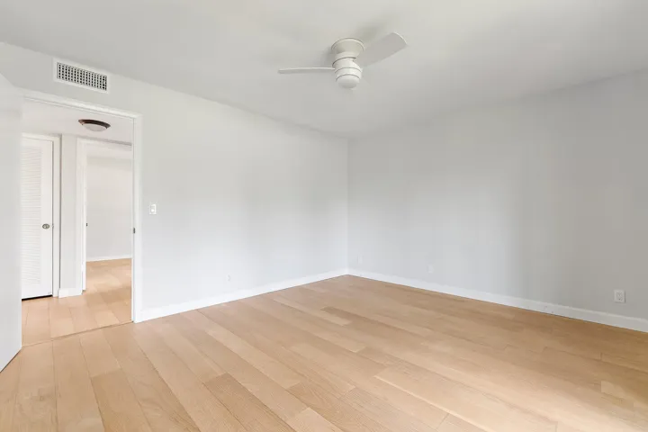 Additional bedroom with a ceiling fan and closet