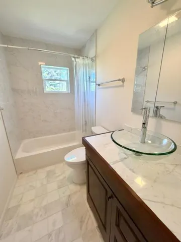 Tub/bathroom guest