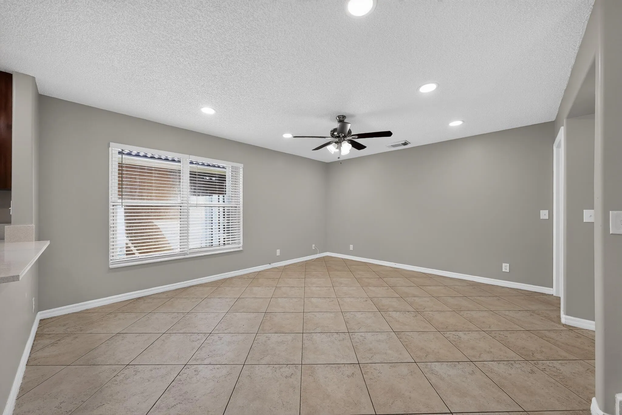 05_5287_SW_38th_Way-Living_room-7202