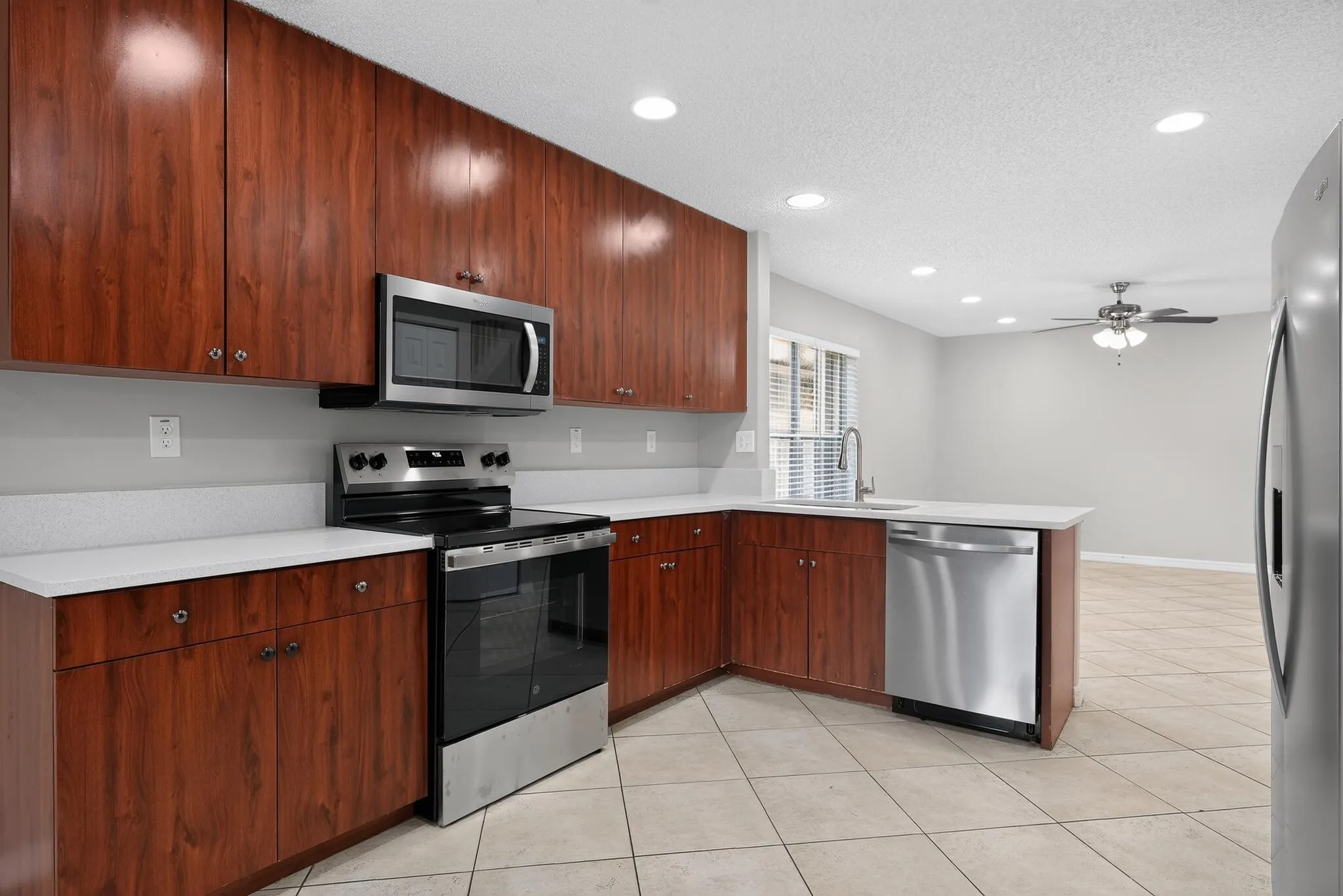 17_5287_SW_38th_Way-Kitchen-7205