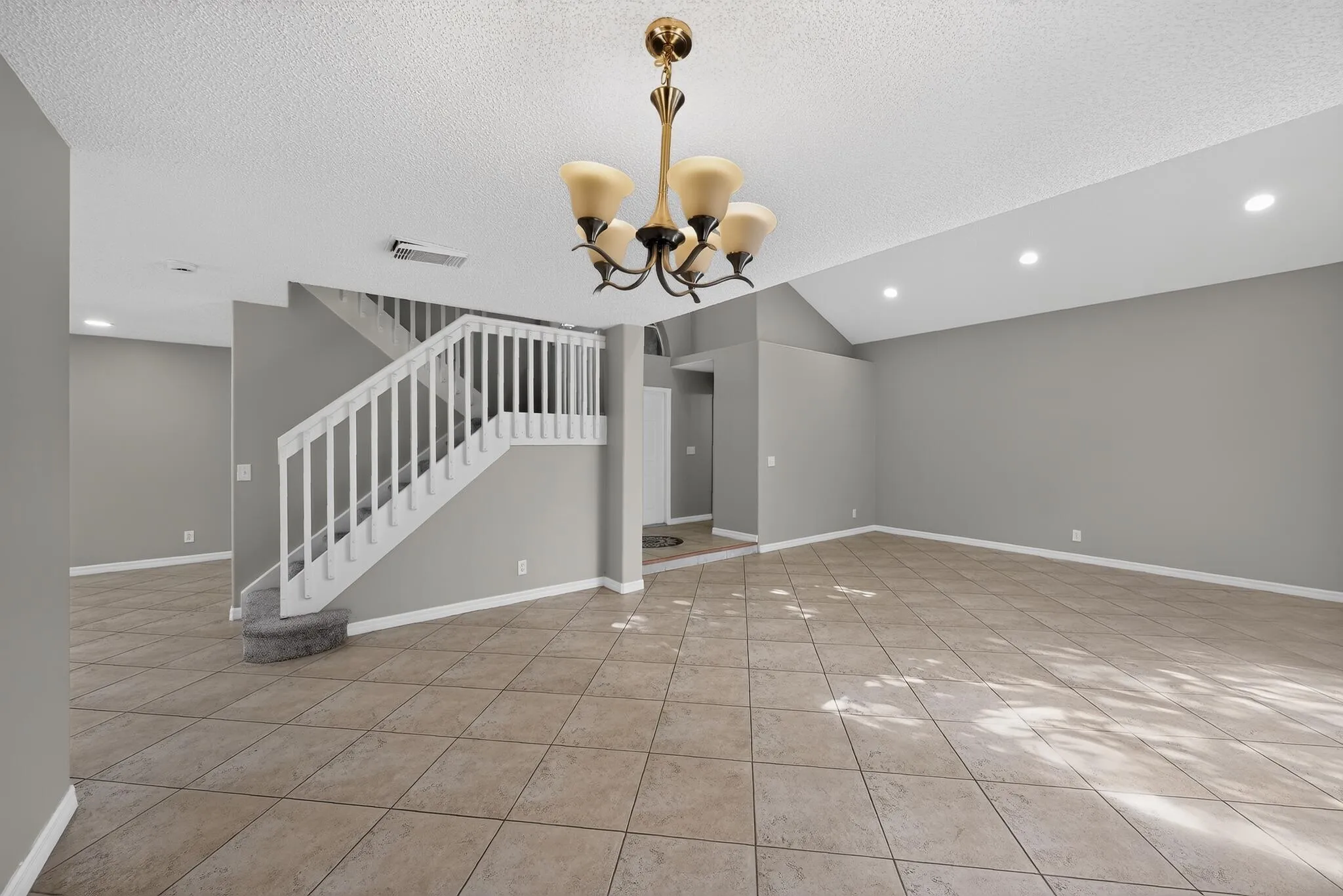 11_5287_SW_38th_Way-Living_room-7198