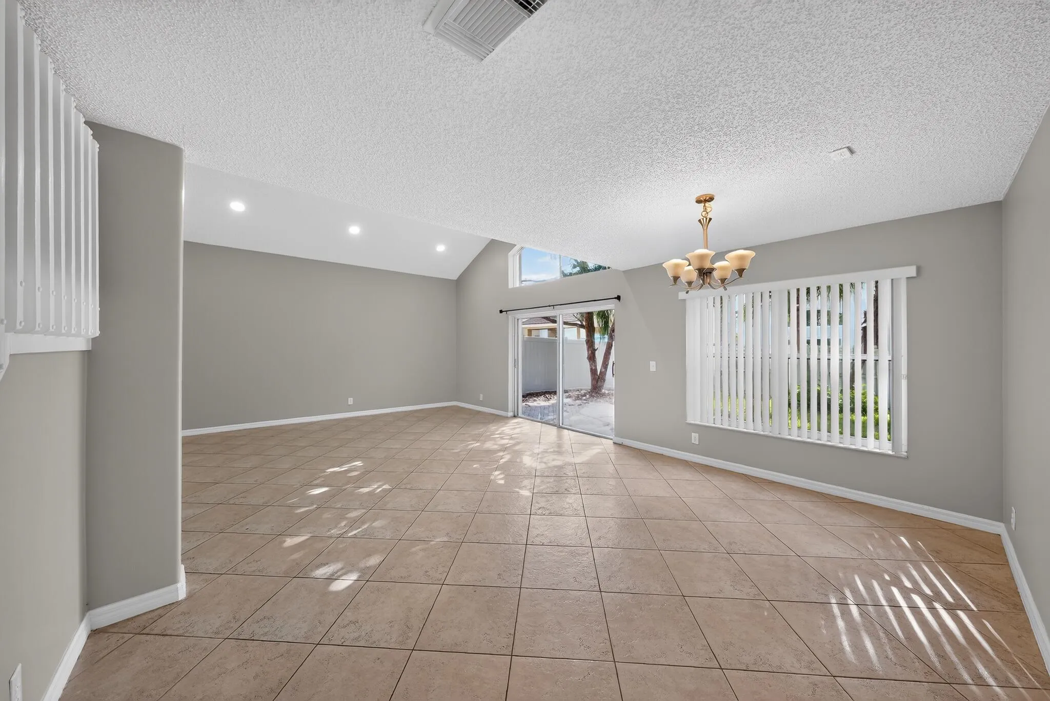 09_5287_SW_38th_Way-Living_room-7199