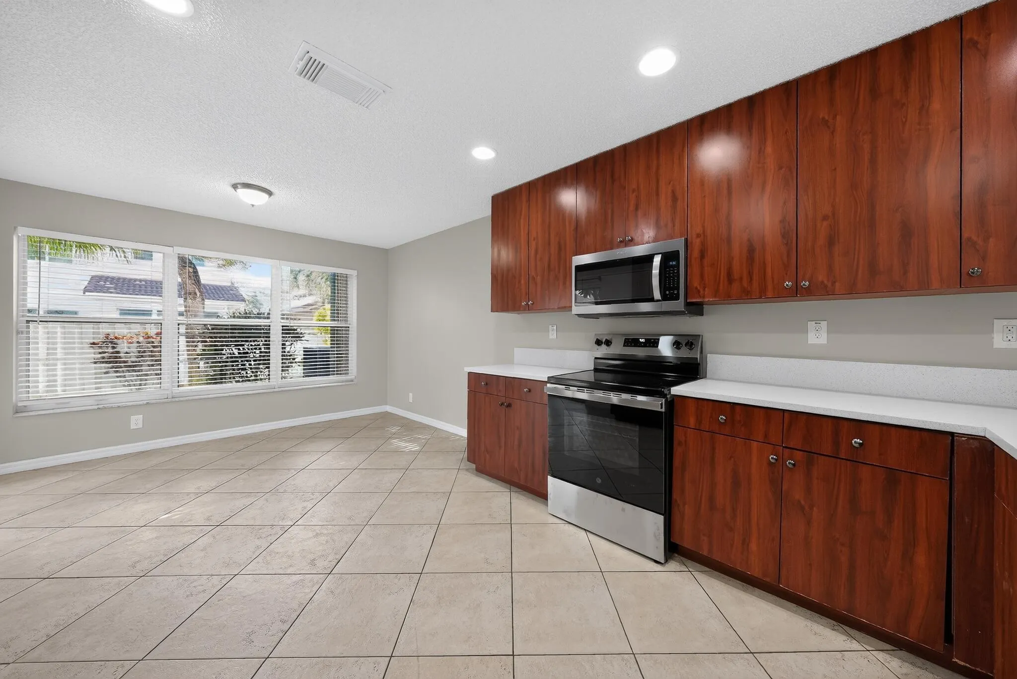 15_5287_SW_38th_Way-Kitchen-7203