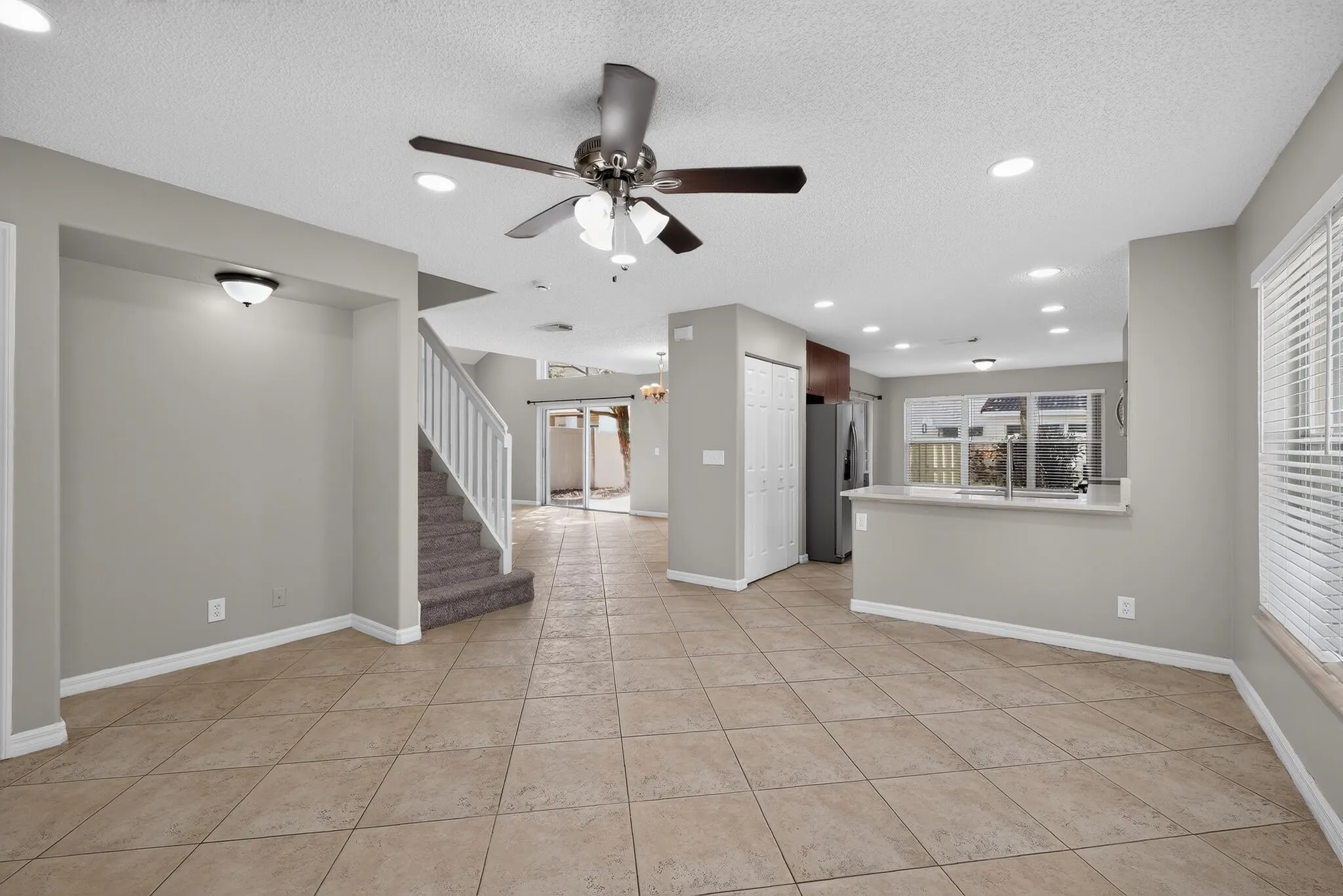 10_5287_SW_38th_Way-Living_room-7201